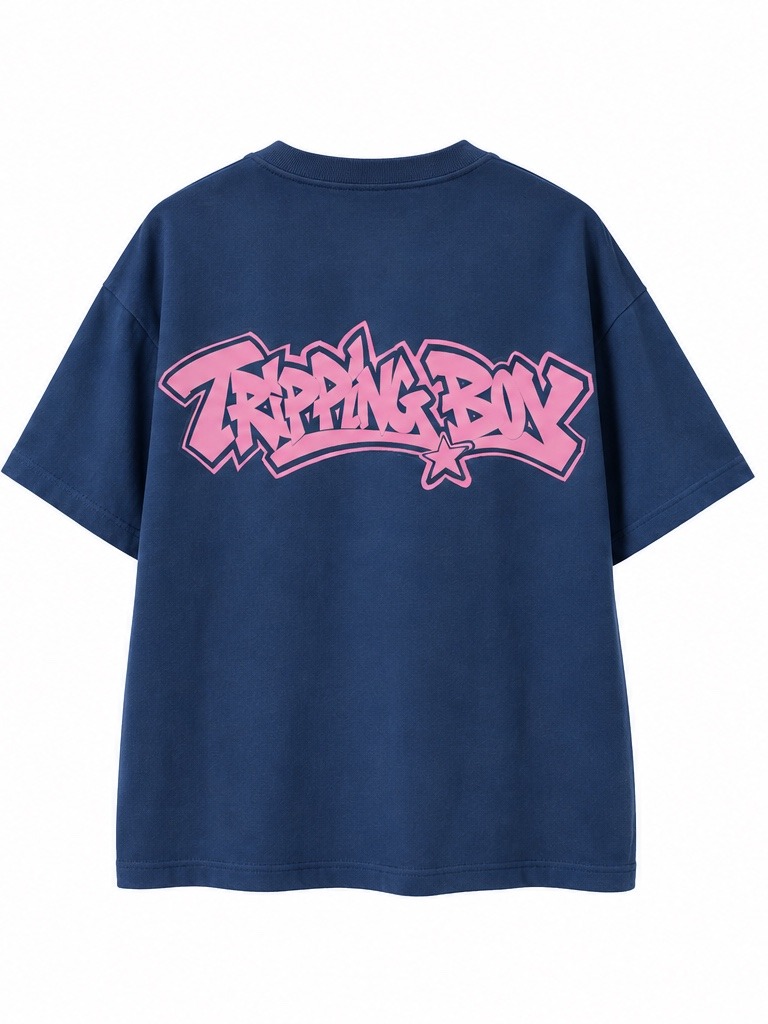 ネイビーのTシャツ背面、ピンクのグラフィティロゴ